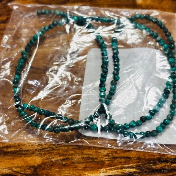 Assorted Lot of Green Stone and Glass Beads (Fire Mountain Gems) - Picture 9 of 13